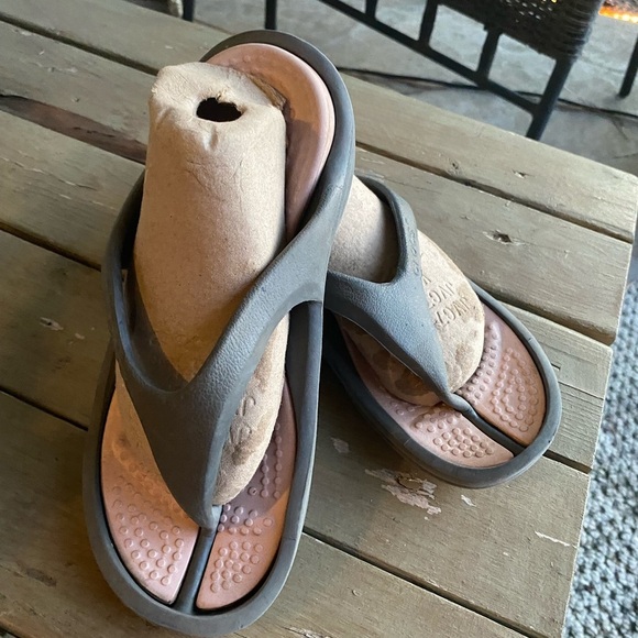 $19 clearance Crocs Flip Flop Sandals Women's 6 Pink Gray Slip On S16 - Picture 4 of 10